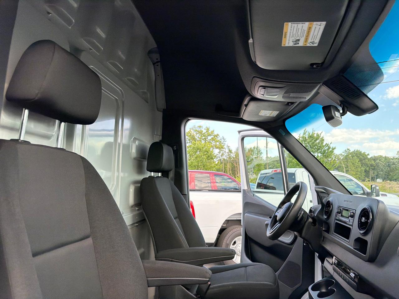 Mercedes-Benz Sprinter Cargo Van 1500 Standard Roof I4 144" RWD 2020