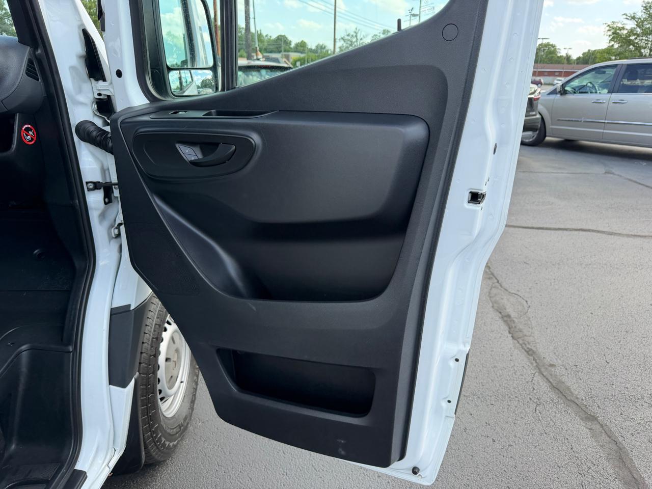 Mercedes-Benz Sprinter Cargo Van 1500 Standard Roof I4 144" RWD 2020