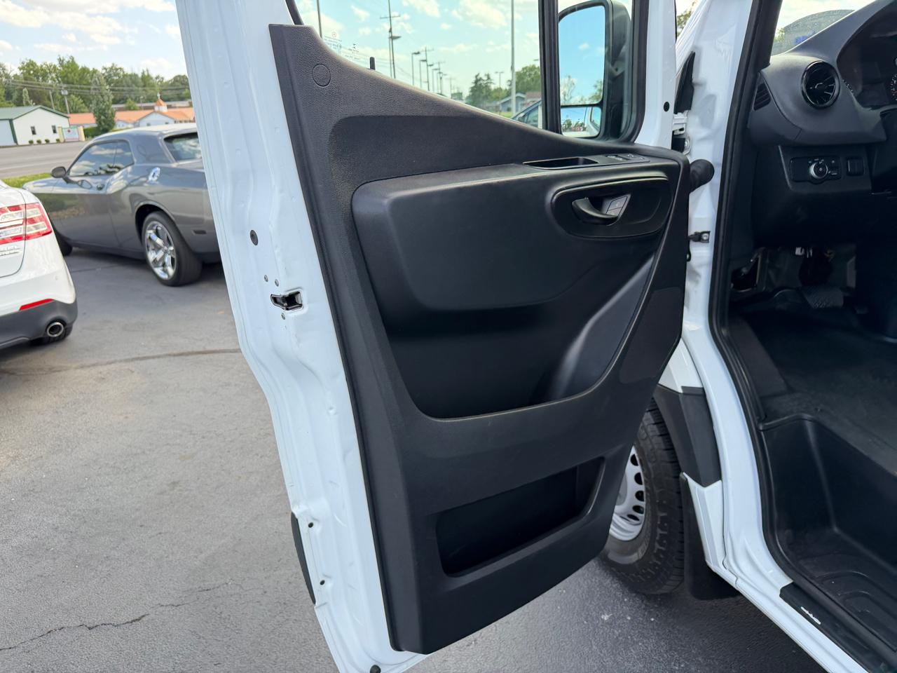 Mercedes-Benz Sprinter Cargo Van 1500 Standard Roof I4 144" RWD 2020