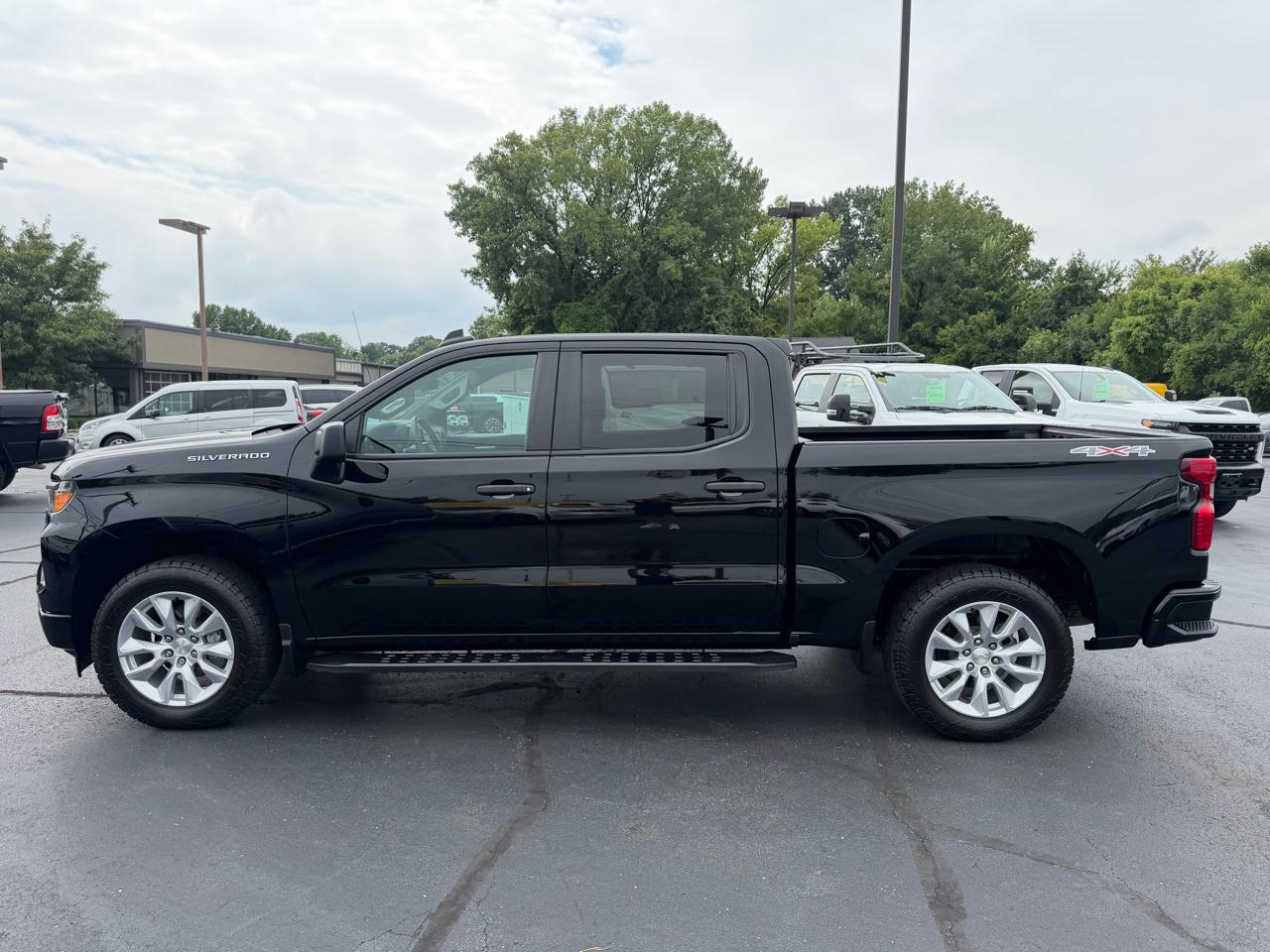 Chevrolet Silverado 1500 4WD Crew Cab 147" Custom 2022
