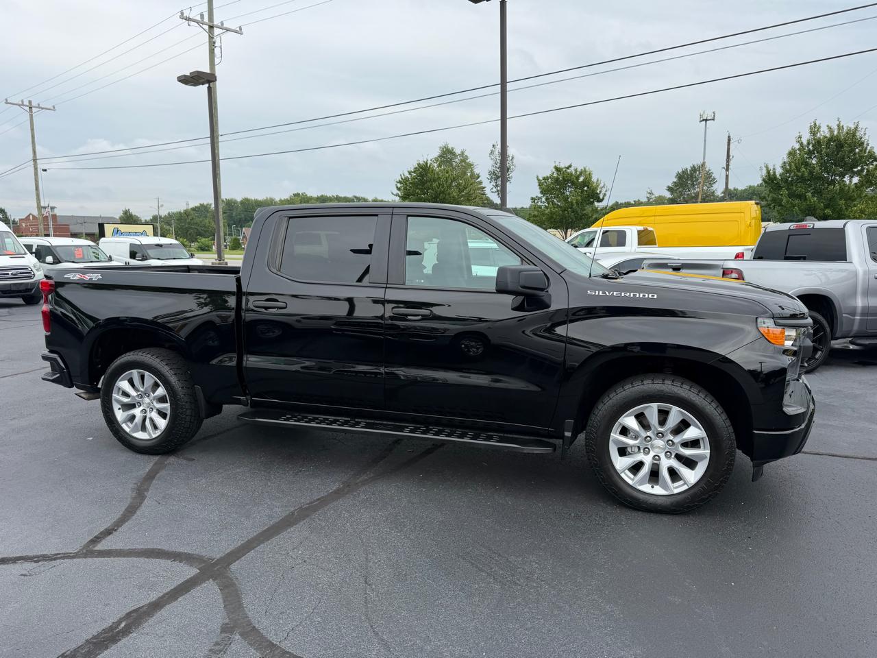 Chevrolet Silverado 1500 4WD Crew Cab 147" Custom 2022