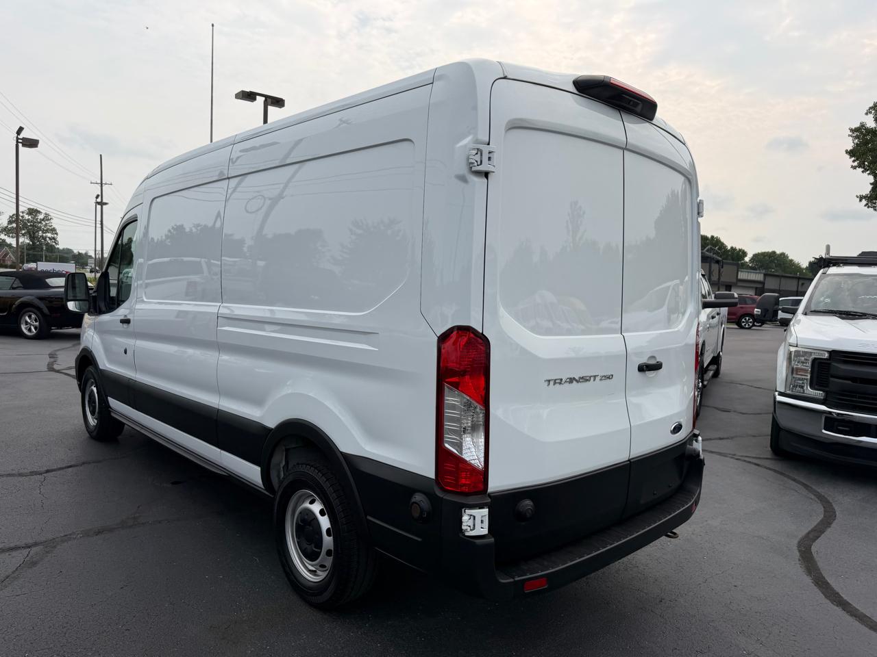 Ford Transit Cargo Van T-250 130" Med Rf 9070 GVWR RWD 2020