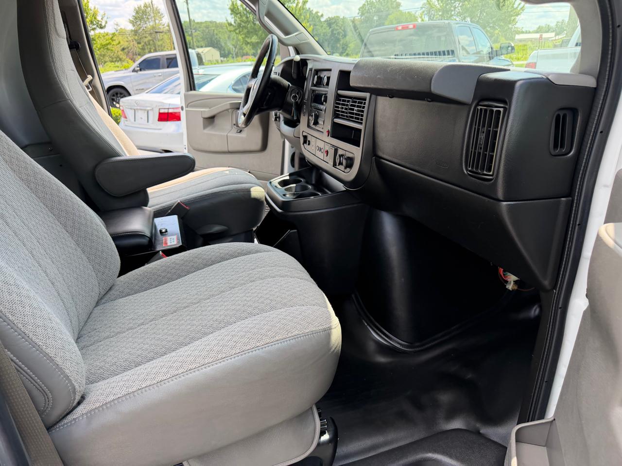 Chevrolet Express Cargo Van RWD 2500 135" 2016