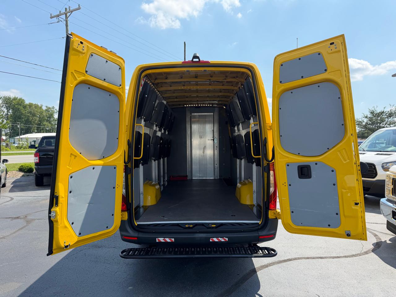 Mercedes-Benz Sprinter Cargo Van 2500 High Roof I4 Gas 170" RWD 2021
