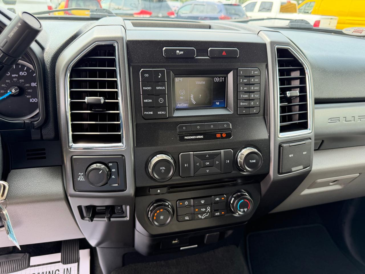 Ford Super Duty F-250 SRW XLT 4WD Reg Cab 8' Box 2017