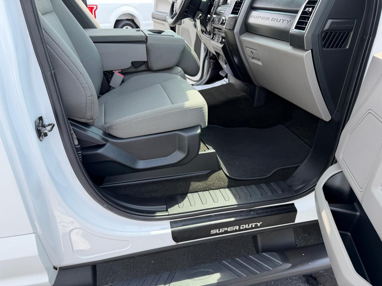 Ford Super Duty F-250 SRW XLT 4WD Reg Cab 8' Box 2017