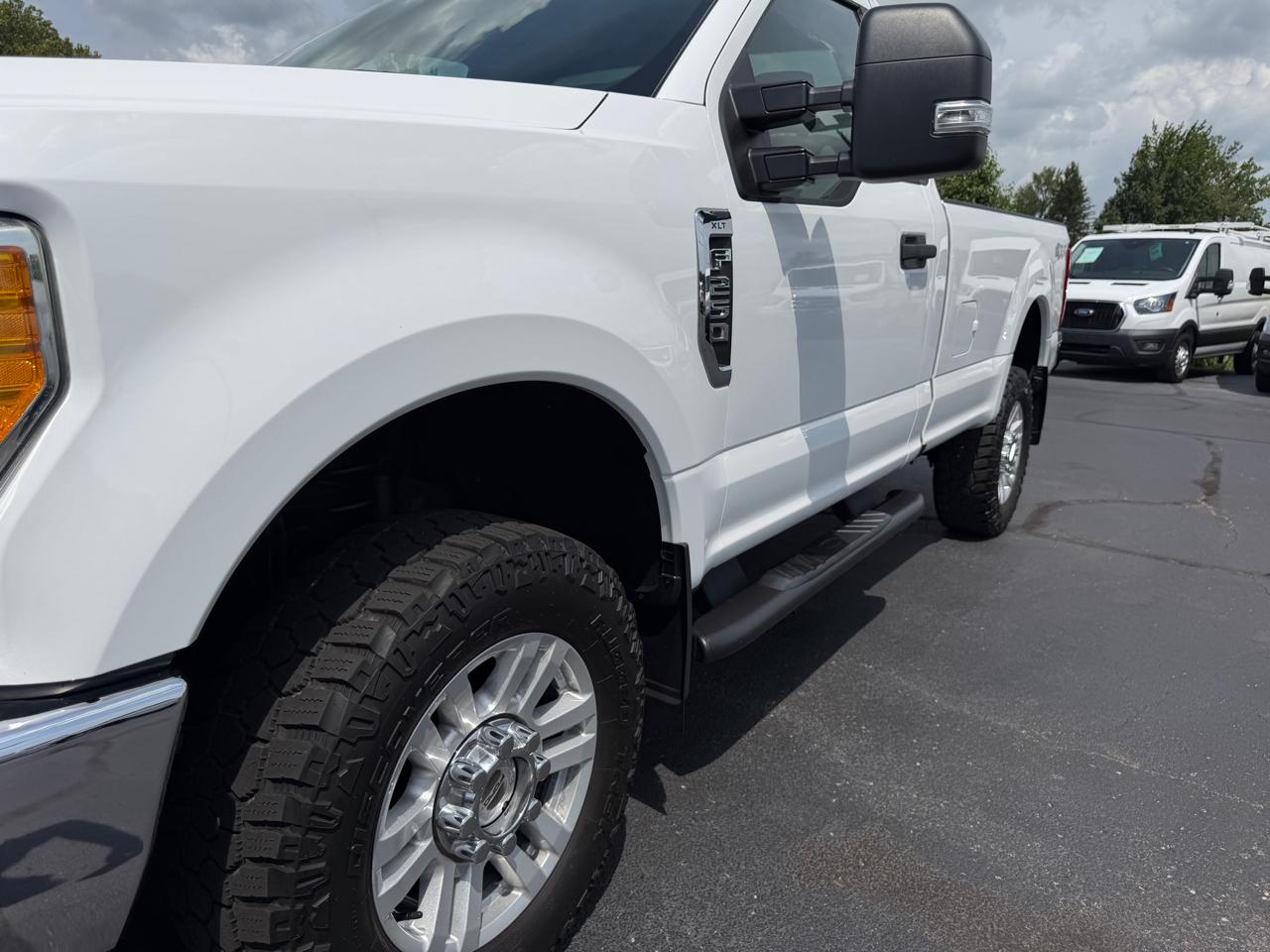 Ford Super Duty F-250 SRW XLT 4WD Reg Cab 8' Box 2017