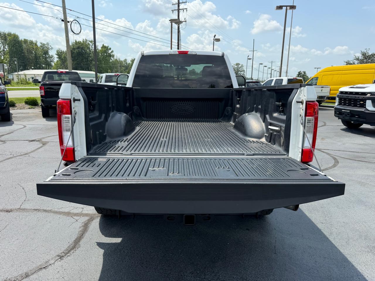 Ford Super Duty F-250 SRW XLT 4WD Reg Cab 8' Box 2017
