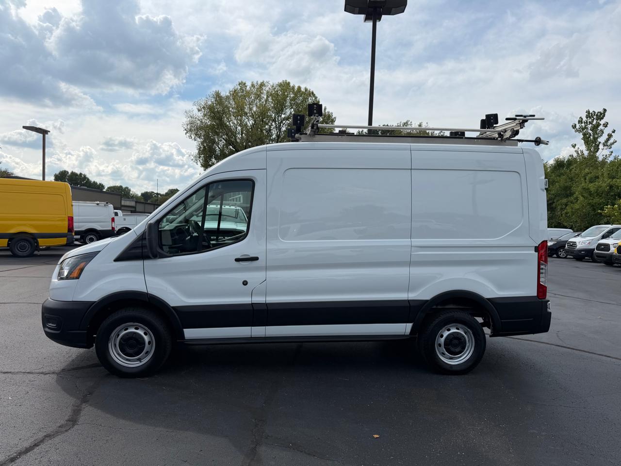 Ford Transit Cargo Van T-250 130" Med Rf 9070 GVWR RWD 2021