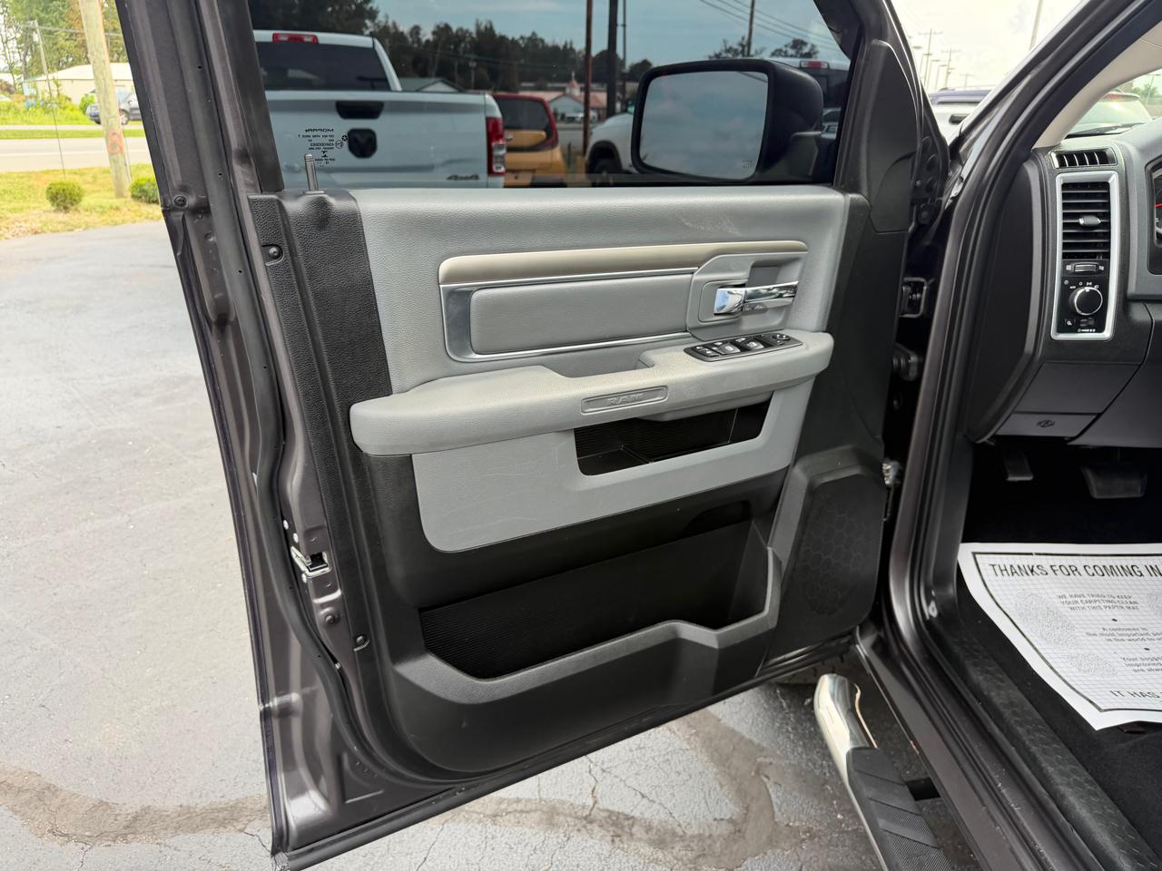 RAM 1500 Classic SLT 4x4 Crew Cab 6'4" Box 2020