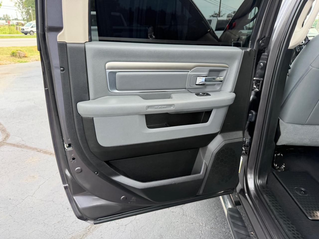RAM 1500 Classic SLT 4x4 Crew Cab 6'4" Box 2020