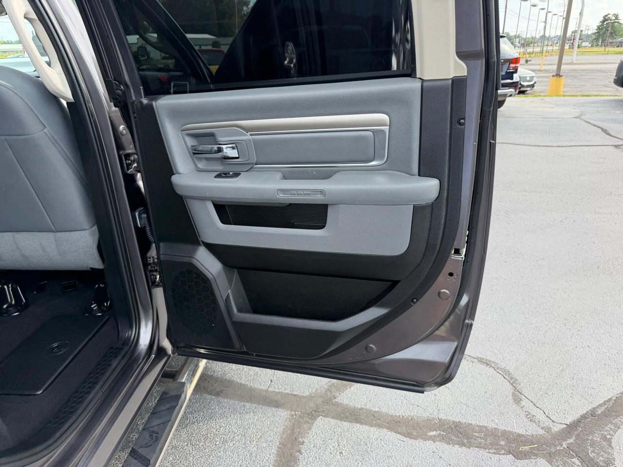 RAM 1500 Classic SLT 4x4 Crew Cab 6'4" Box 2020
