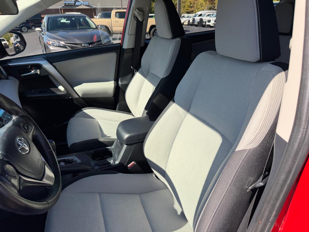 Toyota RAV4 FWD 4dr XLE (Natl) 2016