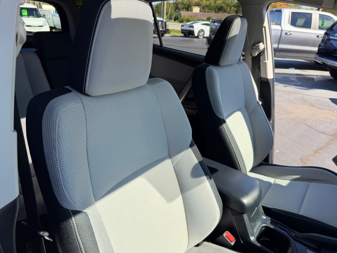 Toyota RAV4 FWD 4dr XLE (Natl) 2016