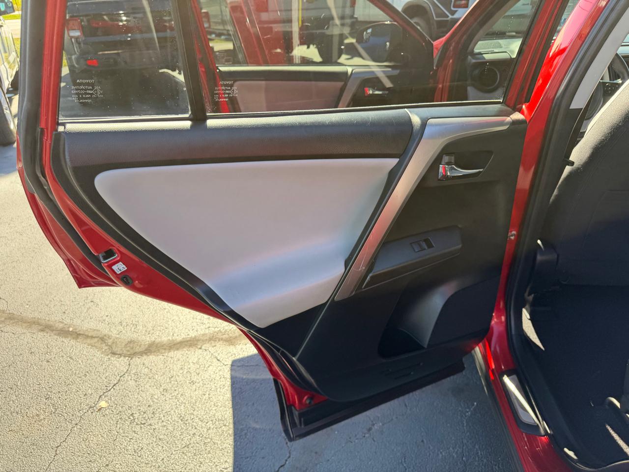 Toyota RAV4 FWD 4dr XLE (Natl) 2016