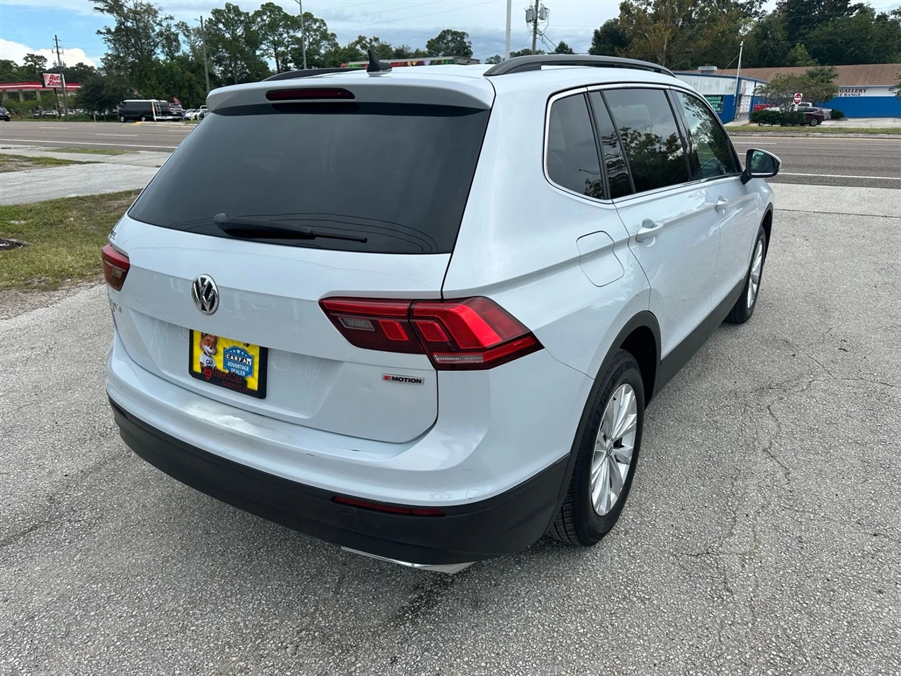 2019 Volkswagen Tiguan SEL R-Line photo 2