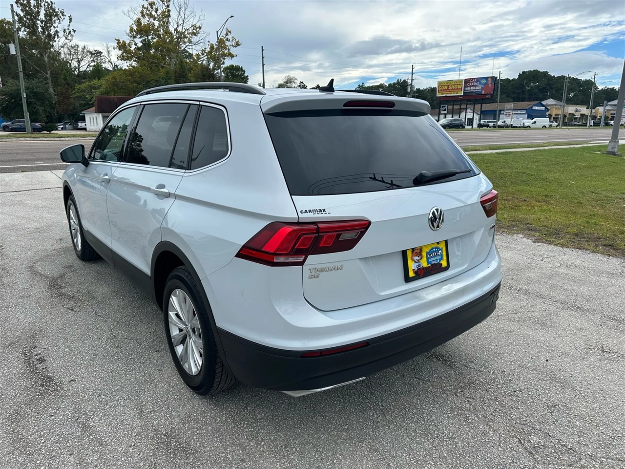 2019 Volkswagen Tiguan SEL R-Line photo 4