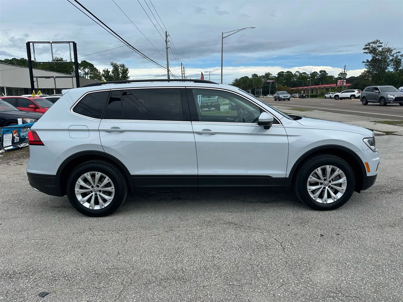 2019 Volkswagen Tiguan SEL R-Line photo 6