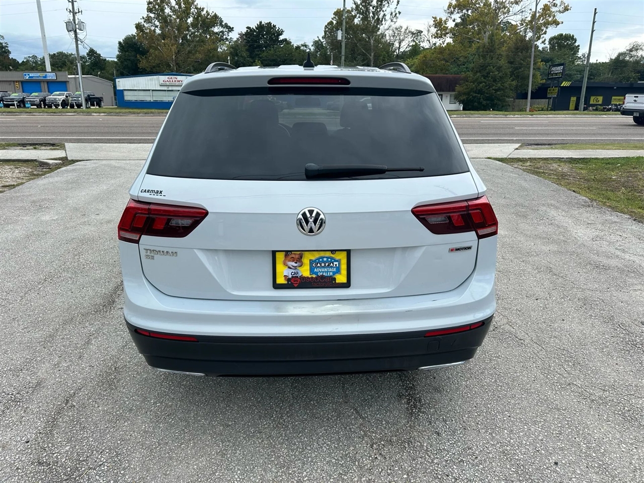 2019 Volkswagen Tiguan SEL R-Line photo 8