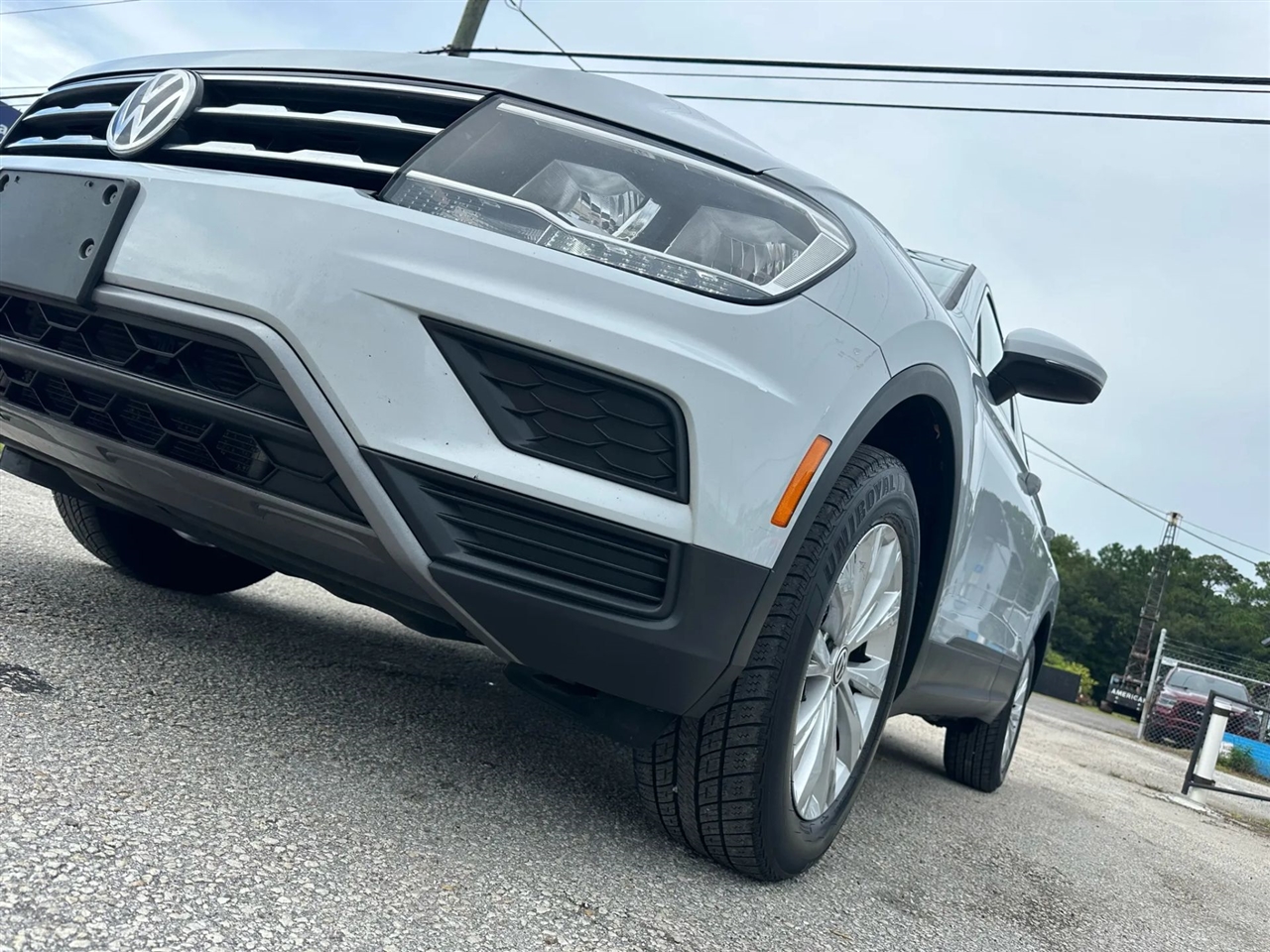 2019 Volkswagen Tiguan SEL R-Line photo 9