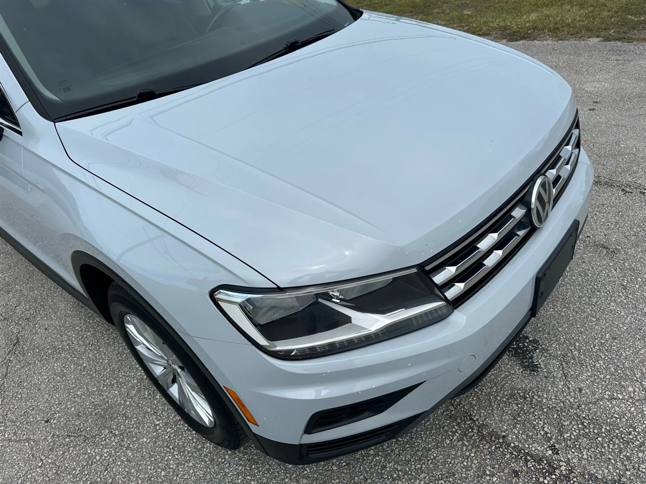 2019 Volkswagen Tiguan SEL R-Line photo 14