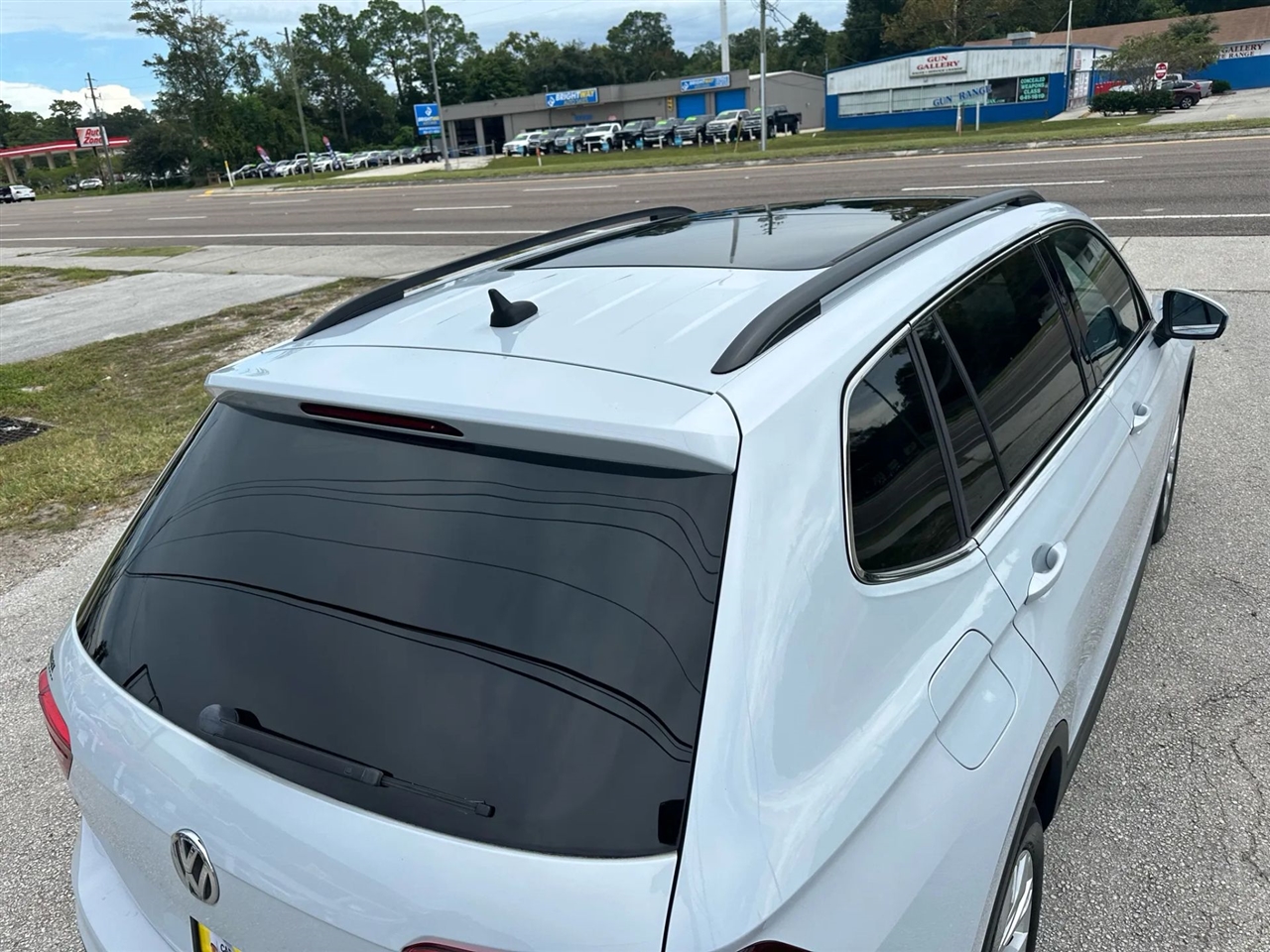 2019 Volkswagen Tiguan SEL R-Line photo 18