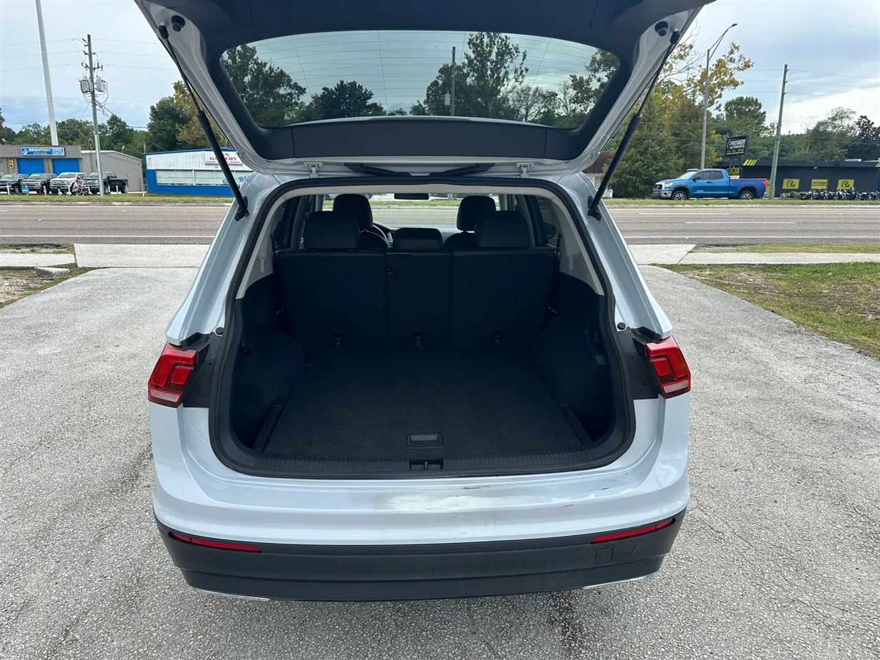 2019 Volkswagen Tiguan SEL R-Line photo 19