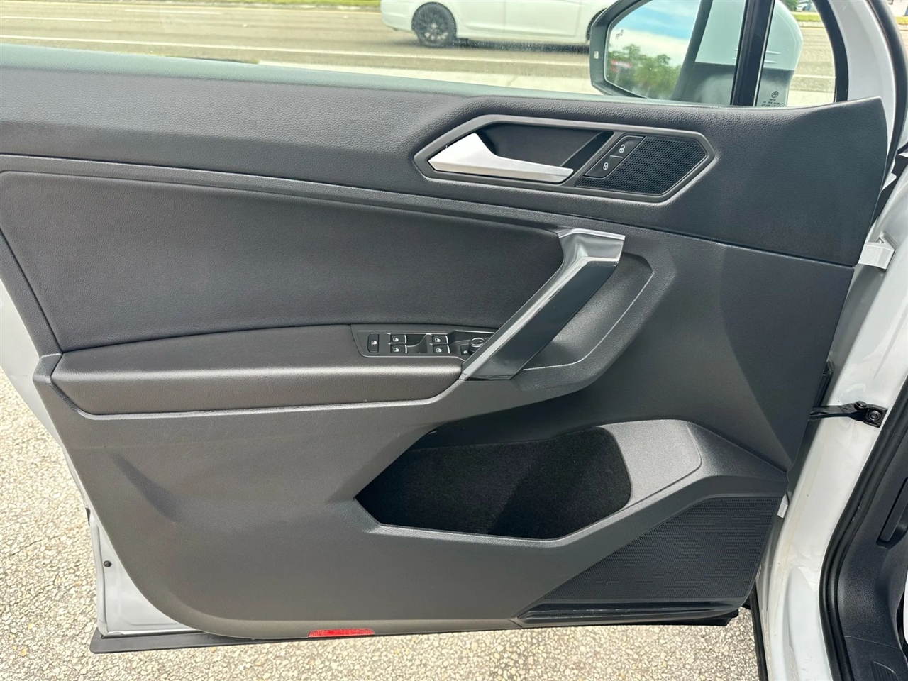 2019 Volkswagen Tiguan SEL R-Line photo 21