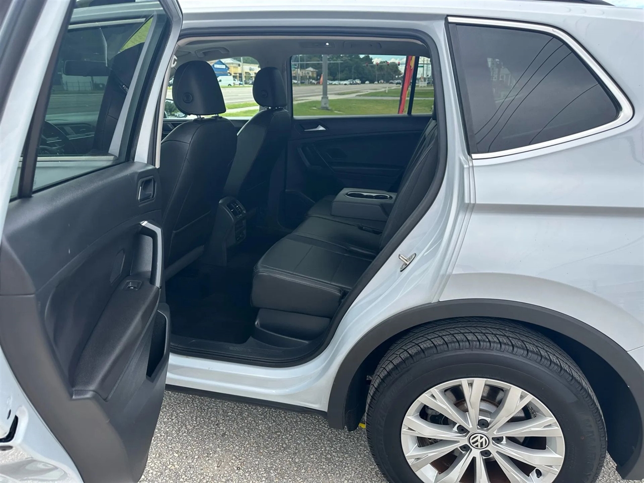 2019 Volkswagen Tiguan SEL R-Line photo 32