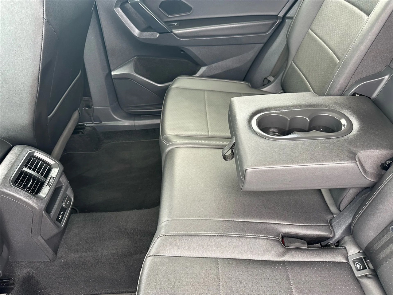 2019 Volkswagen Tiguan SEL R-Line photo 33