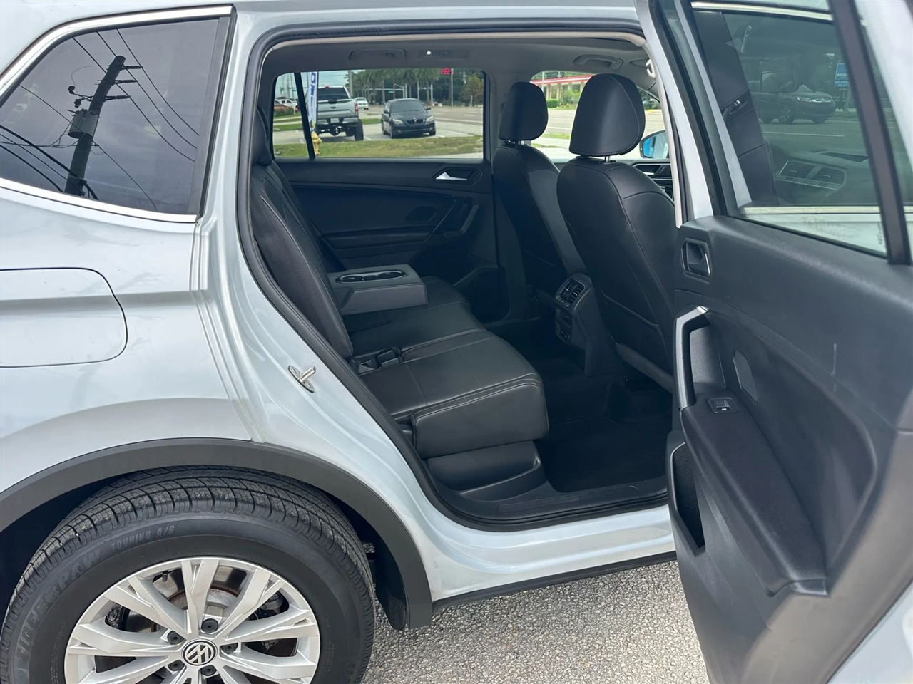 2019 Volkswagen Tiguan SEL R-Line photo 36