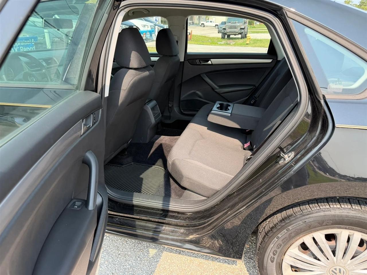 Volkswagen Passat 1.8T S AT 2014