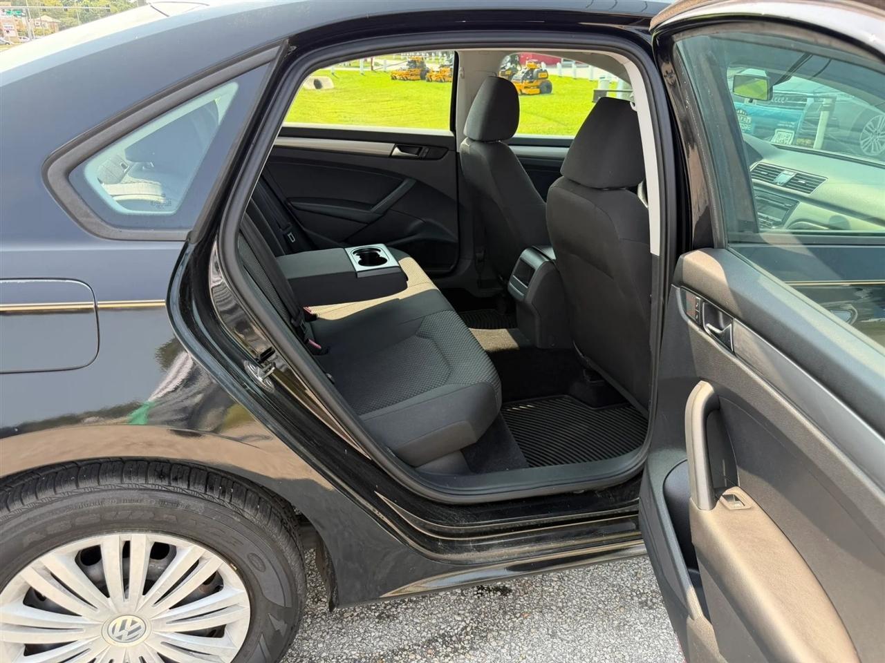 Volkswagen Passat 1.8T S AT 2014