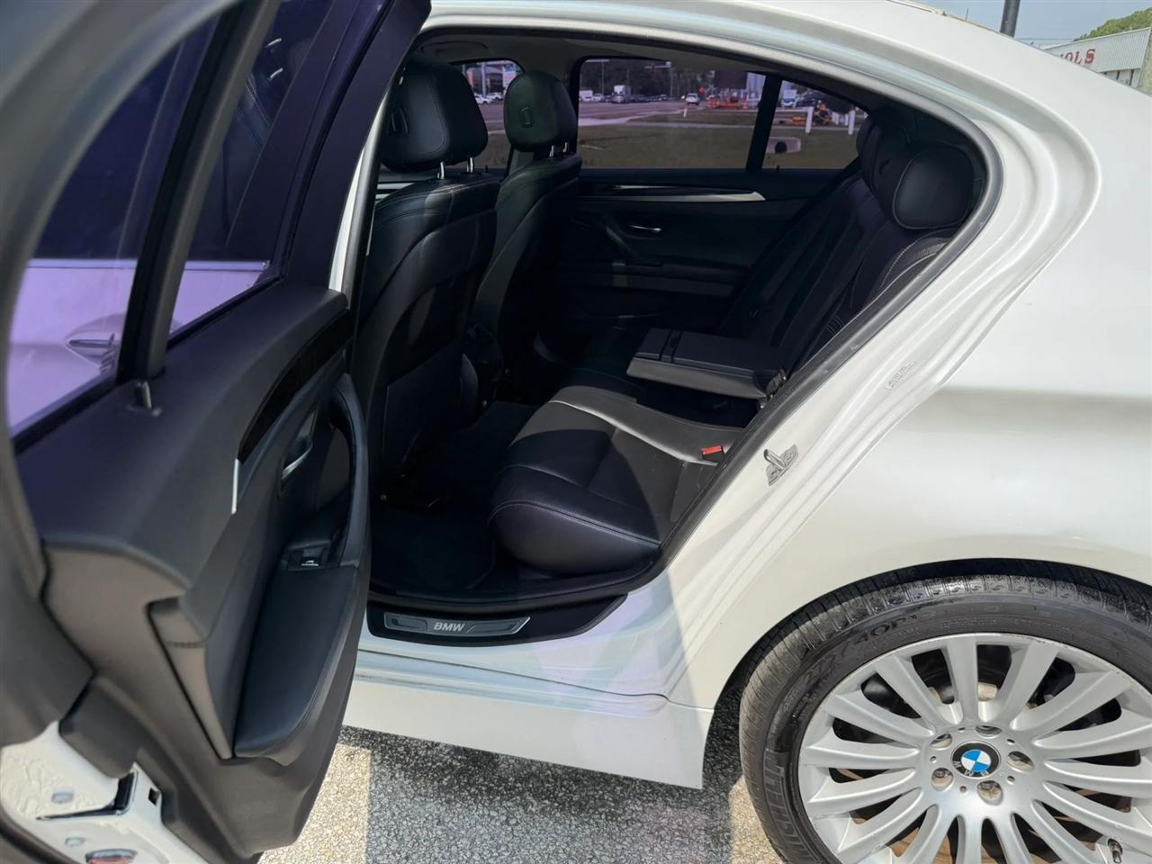 BMW 5-Series 528i 2015