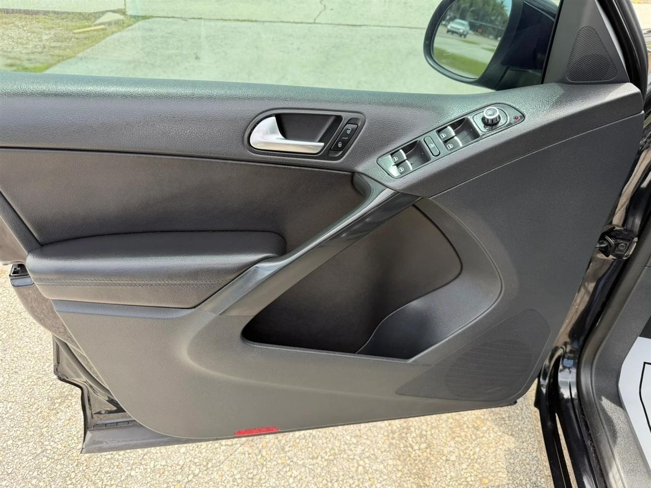 Volkswagen Tiguan S 2012