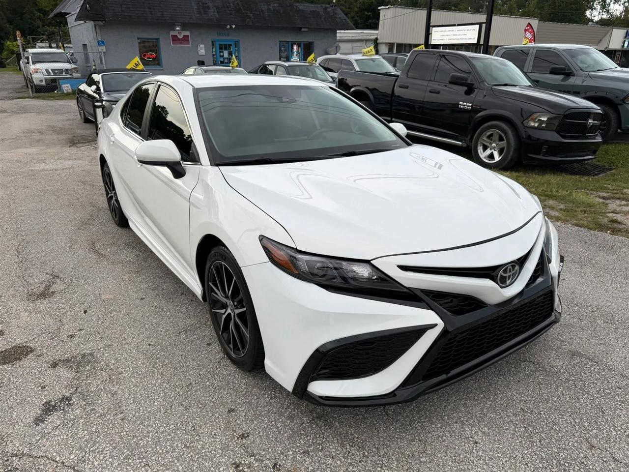 Toyota Camry SE 2021