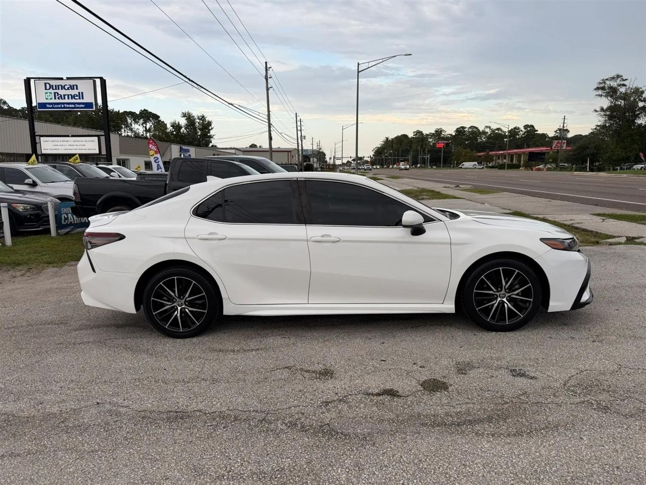 Toyota Camry SE 2021