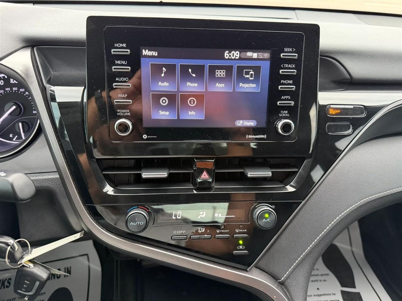 Toyota Camry SE 2021