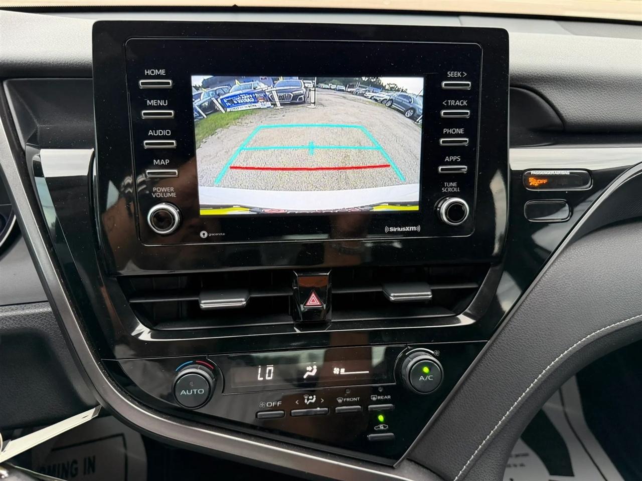 Toyota Camry SE 2021