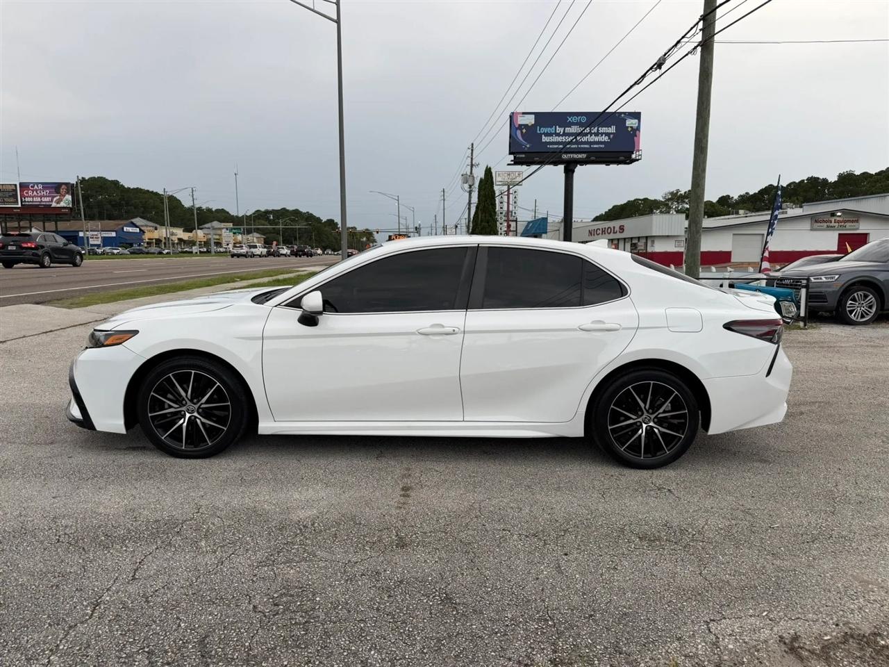 Toyota Camry SE 2021