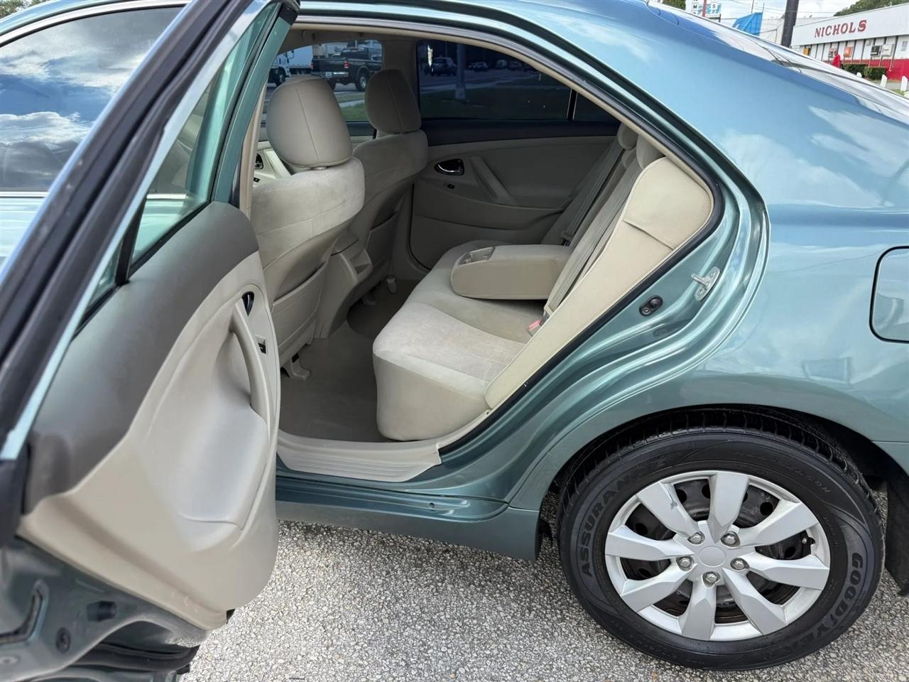 Toyota Camry LE 6-Spd AT 2011