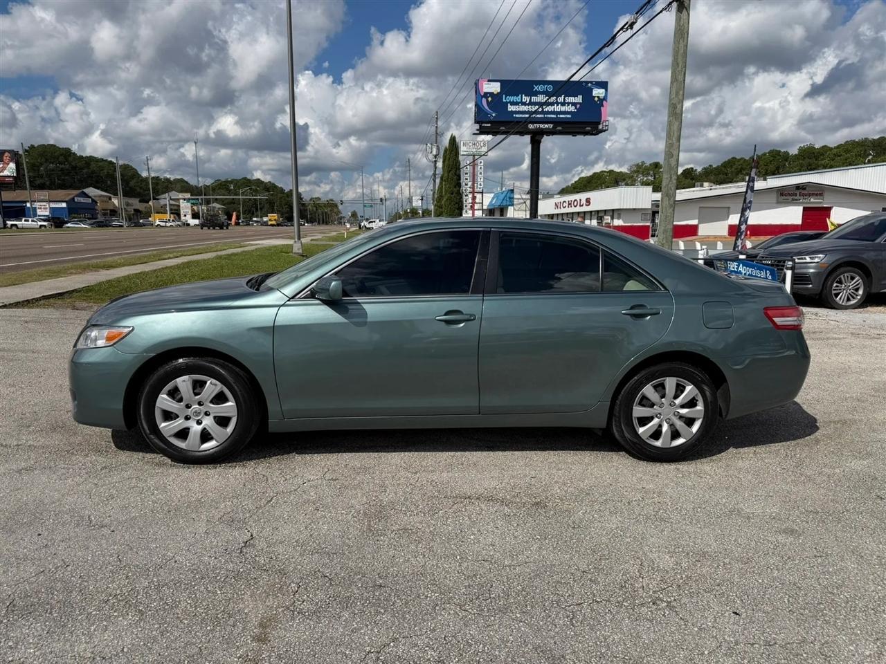 Toyota Camry LE 6-Spd AT 2011