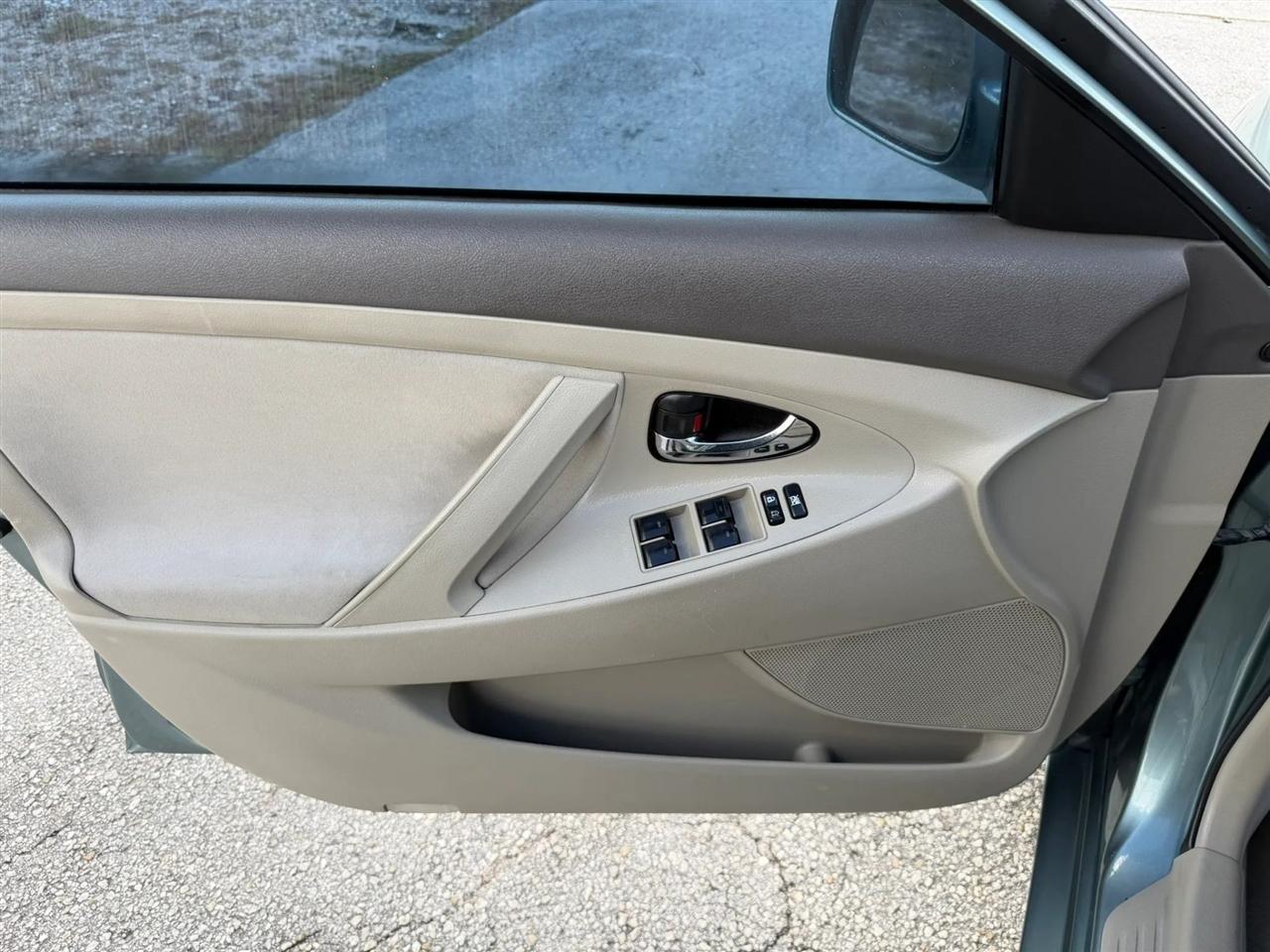 Toyota Camry LE 6-Spd AT 2011