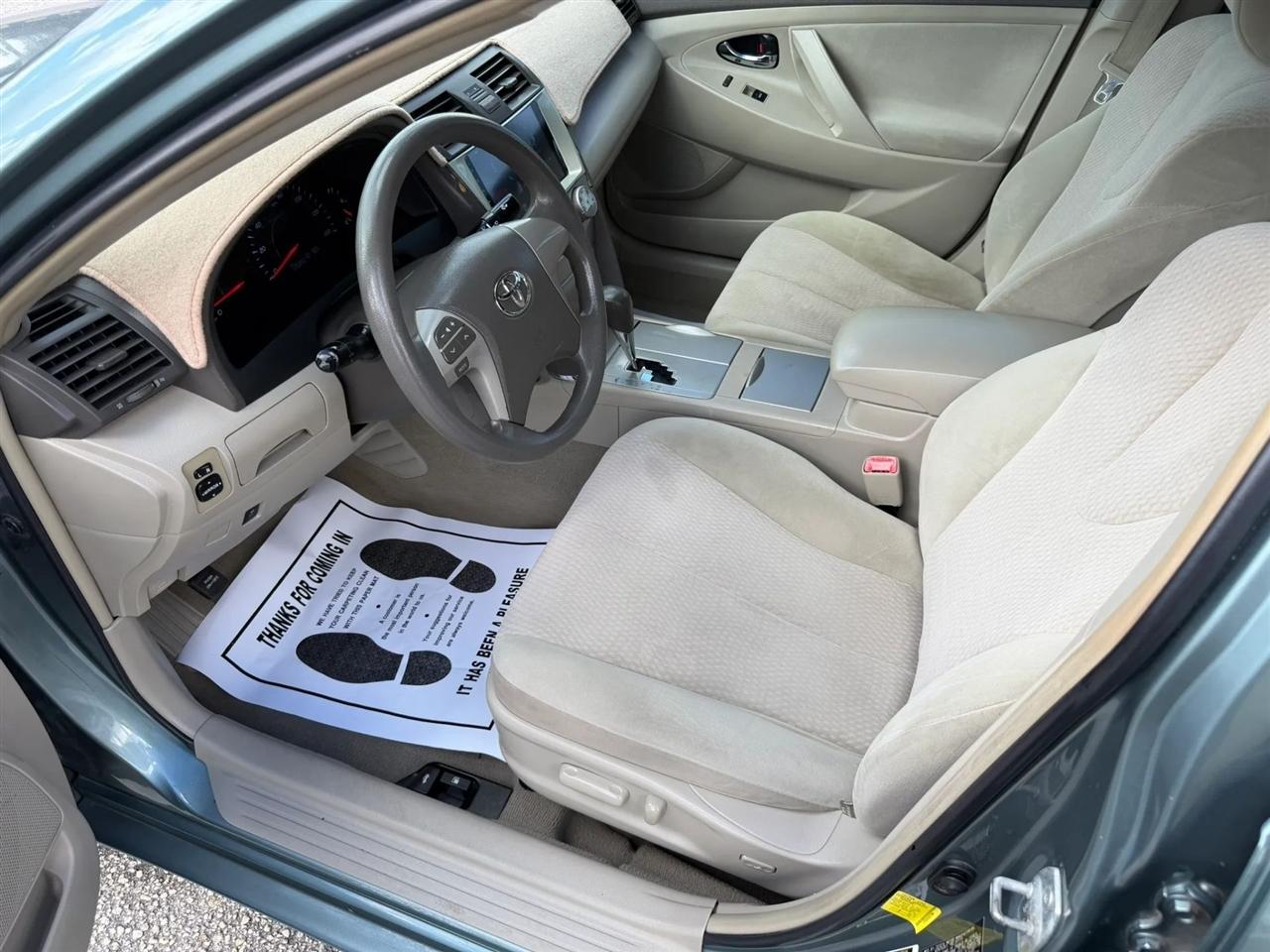 Toyota Camry LE 6-Spd AT 2011