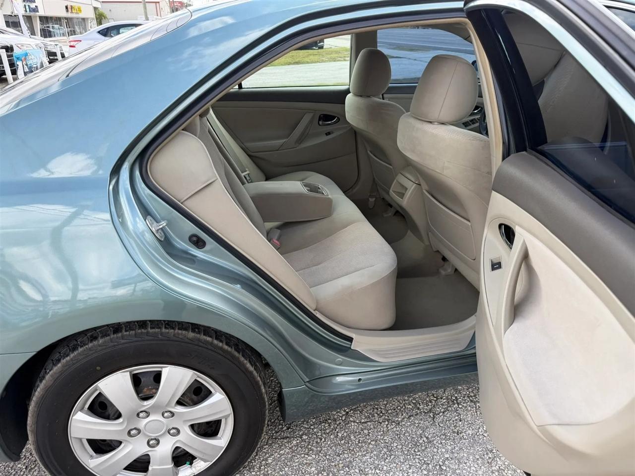 Toyota Camry LE 6-Spd AT 2011