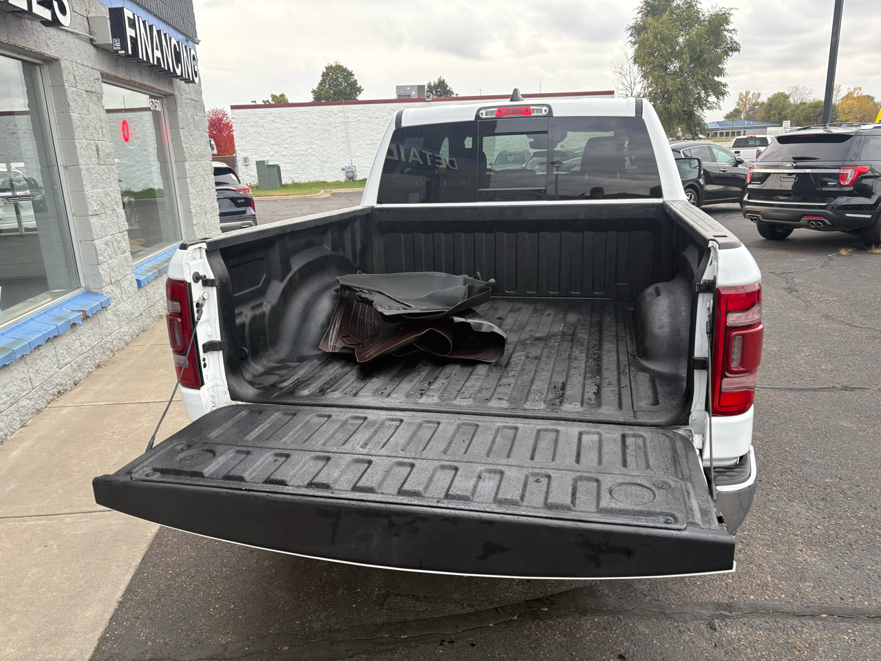 RAM 1500 Big Horn 4x4 Crew Cab 5'7" Box 2022 RAM 1500 Big Horn 4x4 Crew Cab 5'7" Box 2022