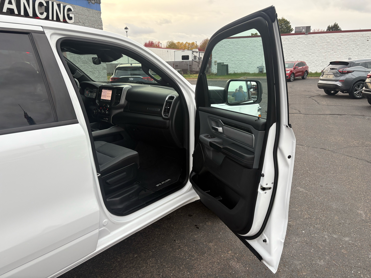 RAM 1500 Big Horn 4x4 Crew Cab 5'7" Box 2022 RAM 1500 Big Horn 4x4 Crew Cab 5'7" Box 2022