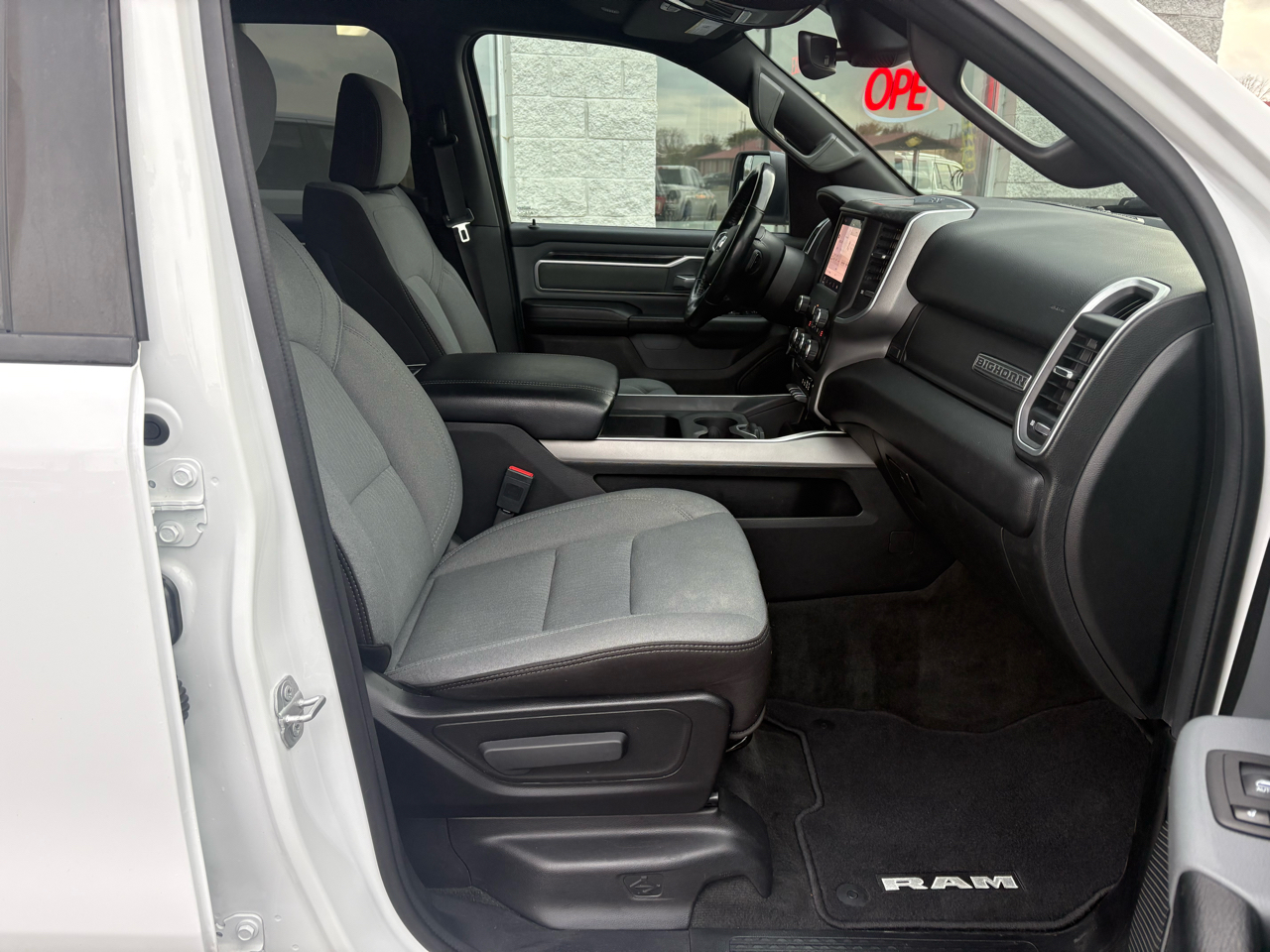 RAM 1500 Big Horn 4x4 Crew Cab 5'7" Box 2022 RAM 1500 Big Horn 4x4 Crew Cab 5'7" Box 2022