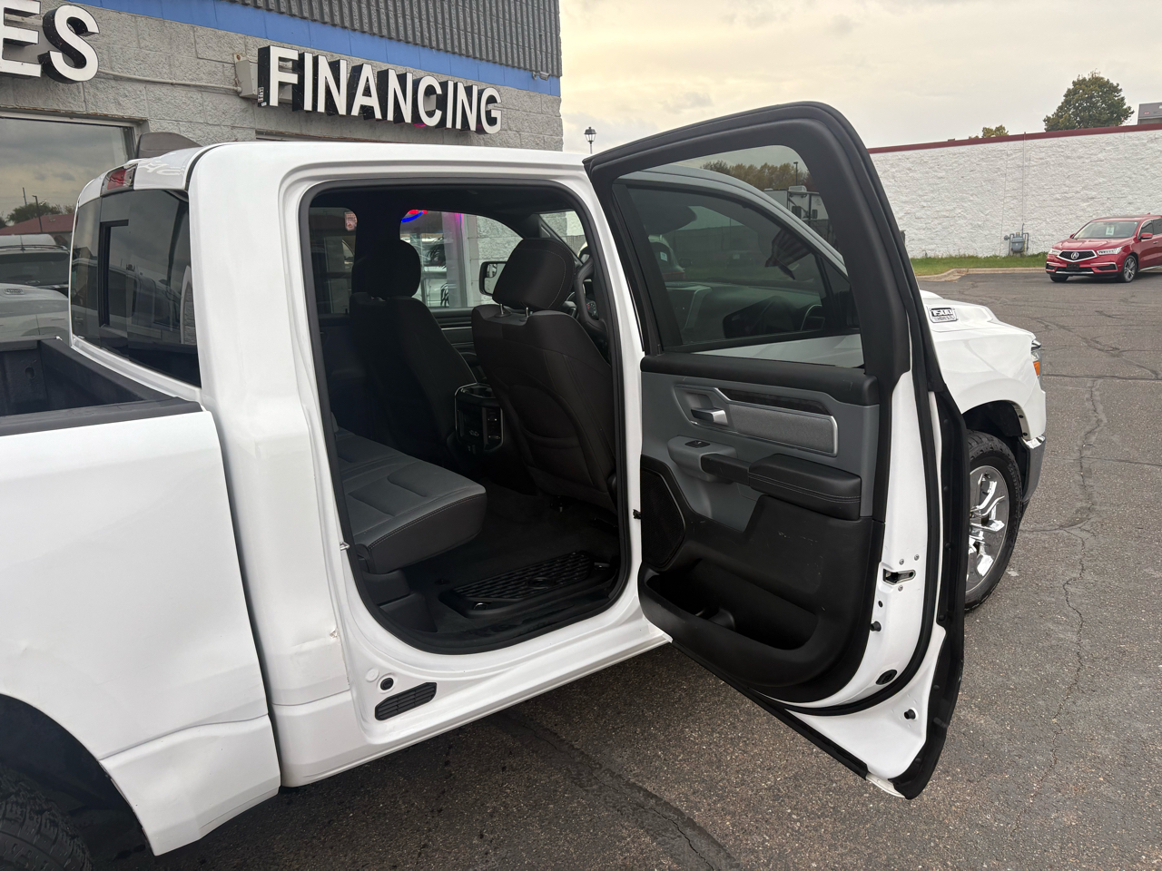 RAM 1500 Big Horn 4x4 Crew Cab 5'7" Box 2022 RAM 1500 Big Horn 4x4 Crew Cab 5'7" Box 2022