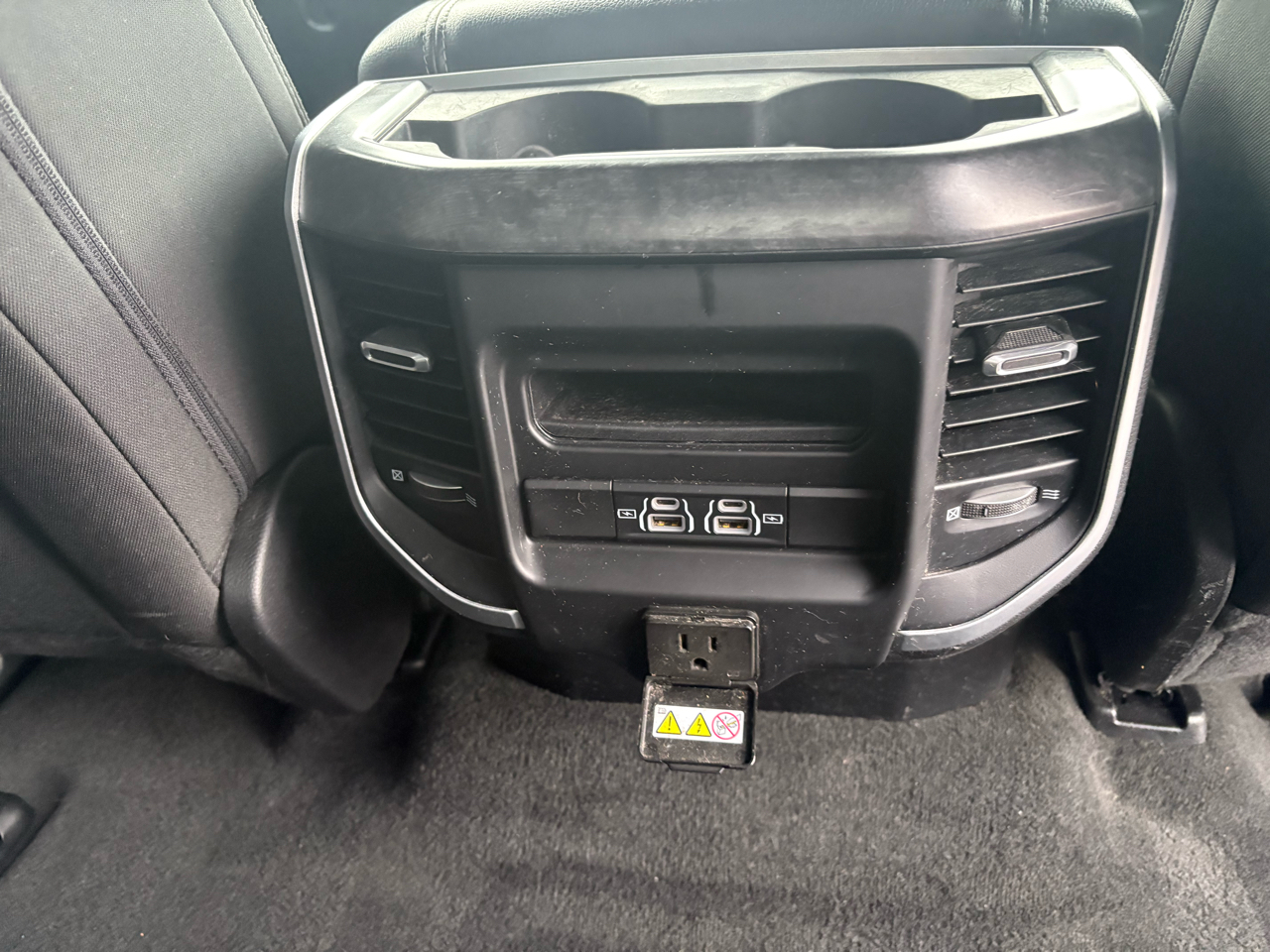 RAM 1500 Big Horn 4x4 Crew Cab 5'7" Box 2022 RAM 1500 Big Horn 4x4 Crew Cab 5'7" Box 2022